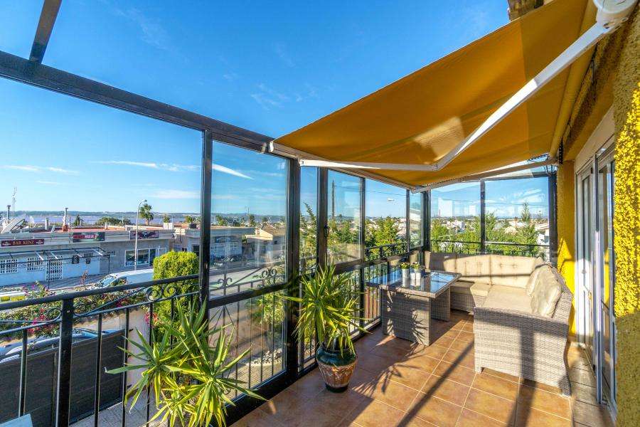 Stor Villa med innglasset og oppvarmet basseng samt jacuzzi.