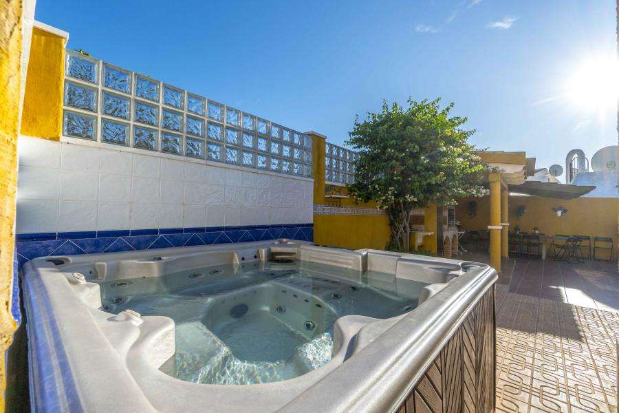Stor Villa med innglasset og oppvarmet basseng samt jacuzzi.