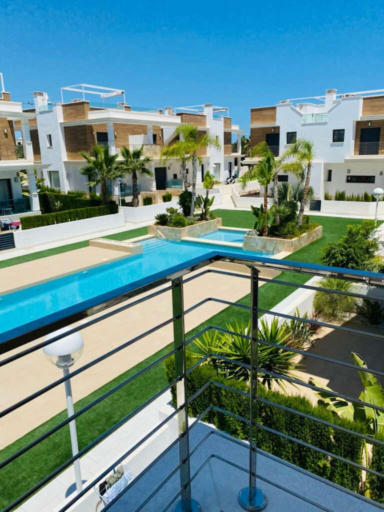 Nytt familiehus med stort basseng og nærhet til det meste - 30 minutter fra Alicante, 10 minutter til strand!