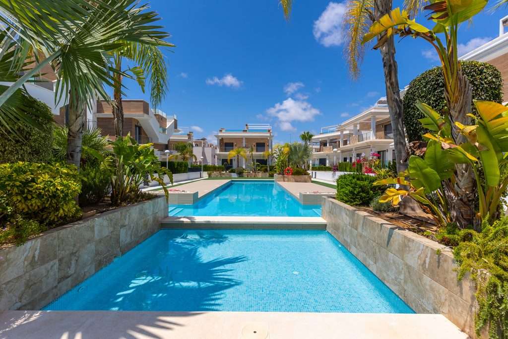 Nytt familiehus med stort basseng og nærhet til det meste - 30 minutter fra Alicante, 10 minutter til strand!