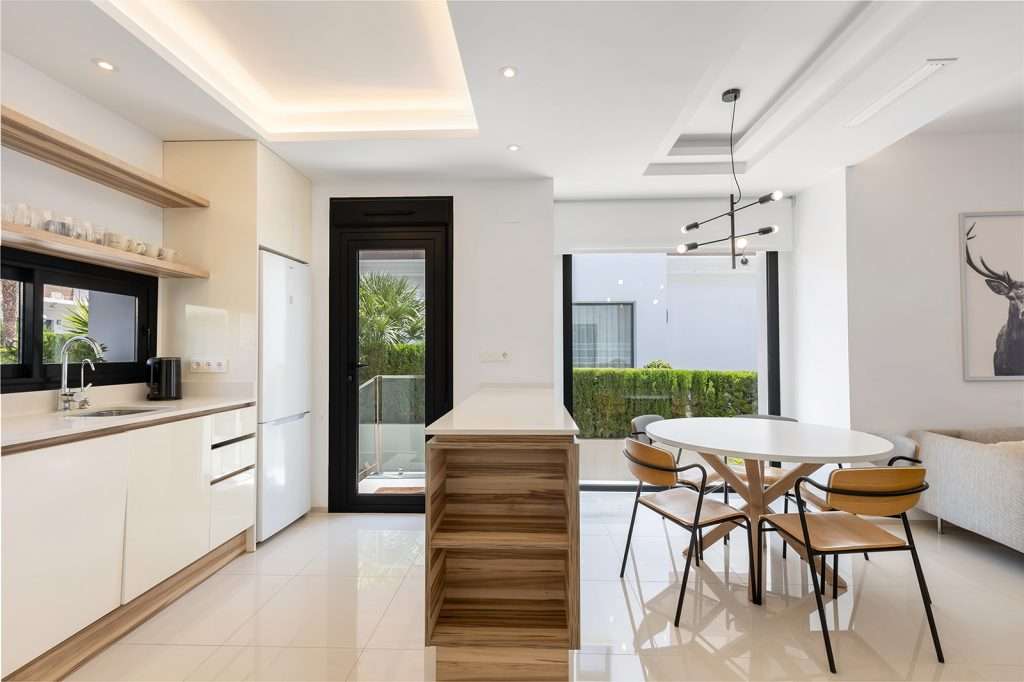 Nytt familiehus med stort basseng og nærhet til det meste - 30 minutter fra Alicante, 10 minutter til strand!