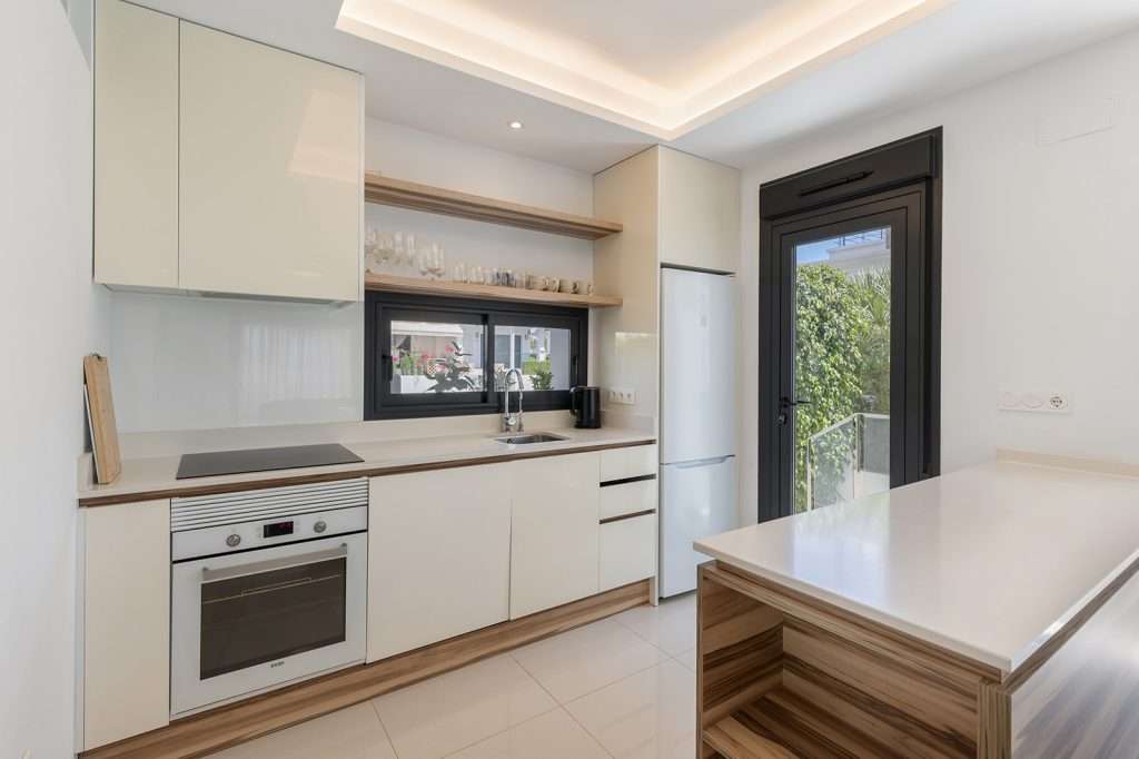 Nytt familiehus med stort basseng og nærhet til det meste - 30 minutter fra Alicante, 10 minutter til strand!