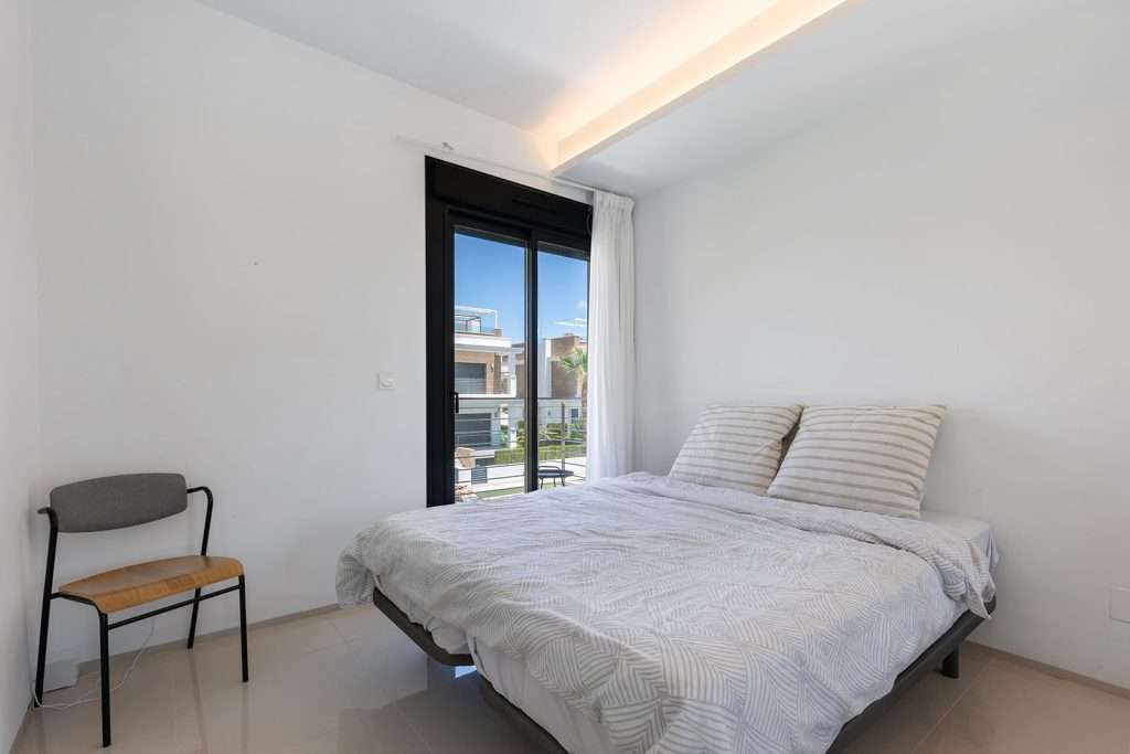 Nytt familiehus med stort basseng og nærhet til det meste - 30 minutter fra Alicante, 10 minutter til strand!