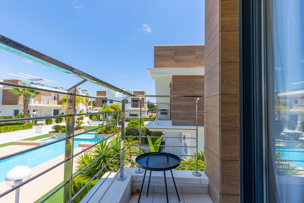 Nytt familiehus med stort basseng og nærhet til det meste - 30 minutter fra Alicante, 10 minutter til strand!