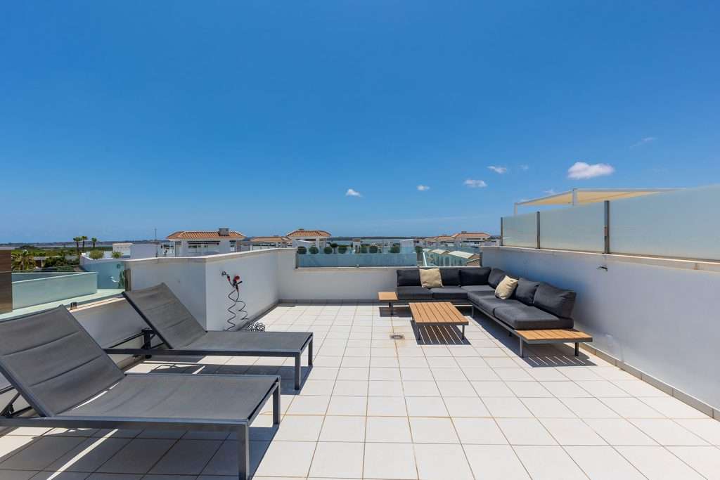 Nytt familiehus med stort basseng og nærhet til det meste - 30 minutter fra Alicante, 10 minutter til strand!