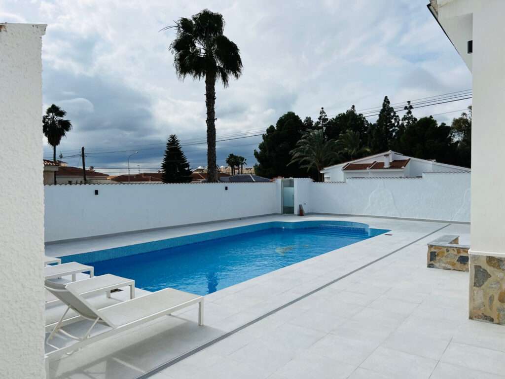 Strøken nyoppusset villa sentralt i Quesada. Perfekt for 2 familier