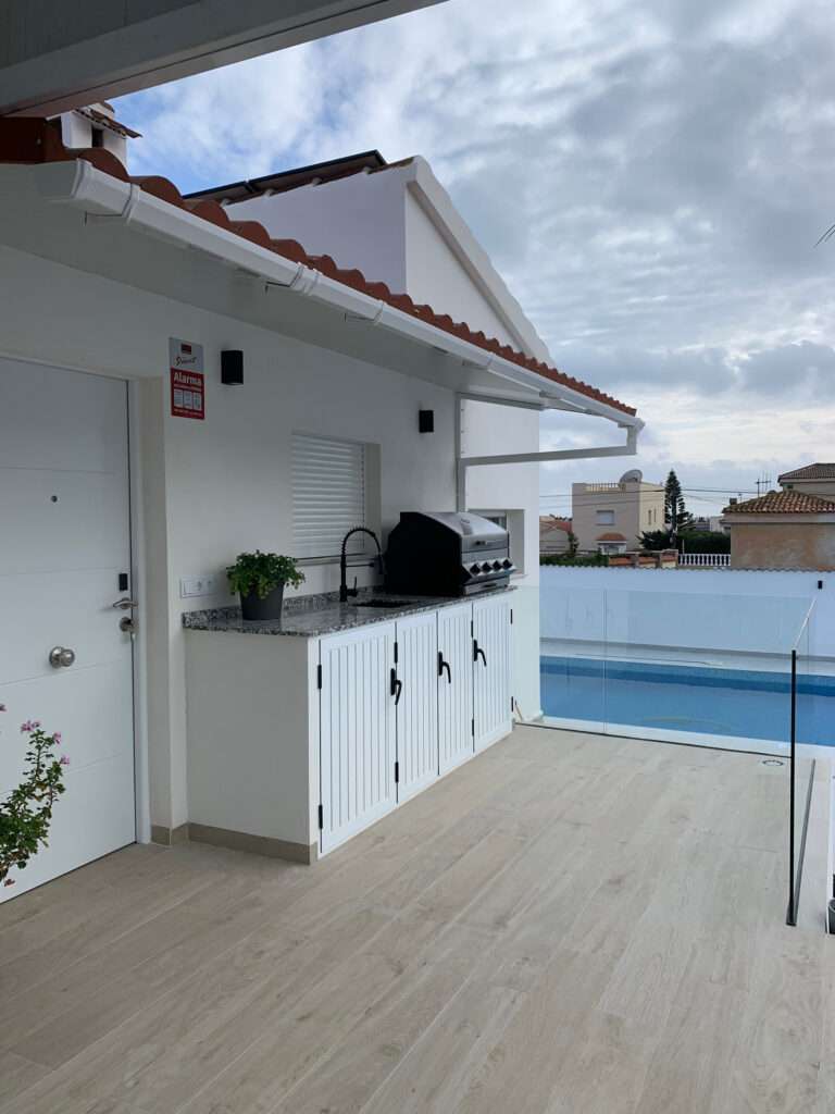 Strøken nyoppusset villa sentralt i Quesada. Perfekt for 2 familier