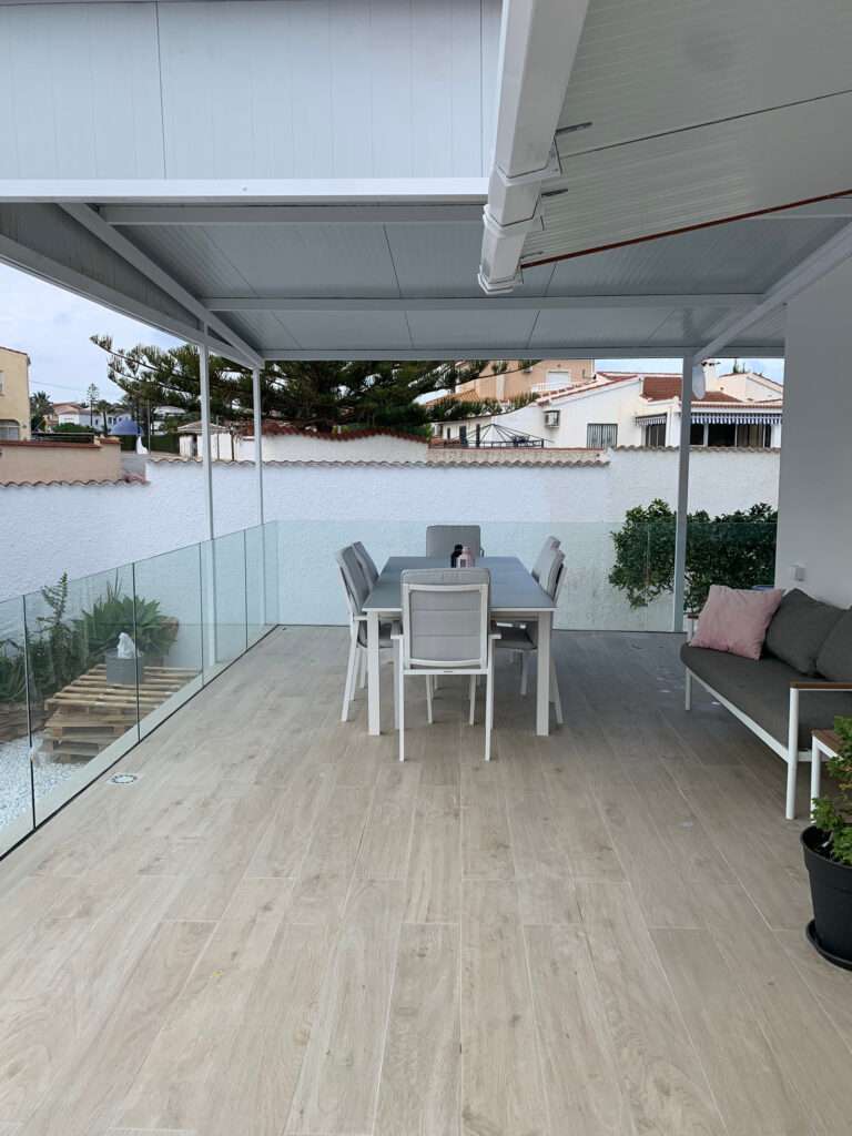 Strøken nyoppusset villa sentralt i Quesada. Perfekt for 2 familier
