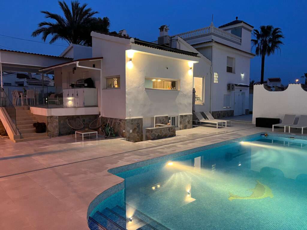 Strøken nyoppusset villa sentralt i Quesada. Perfekt for 2 familier