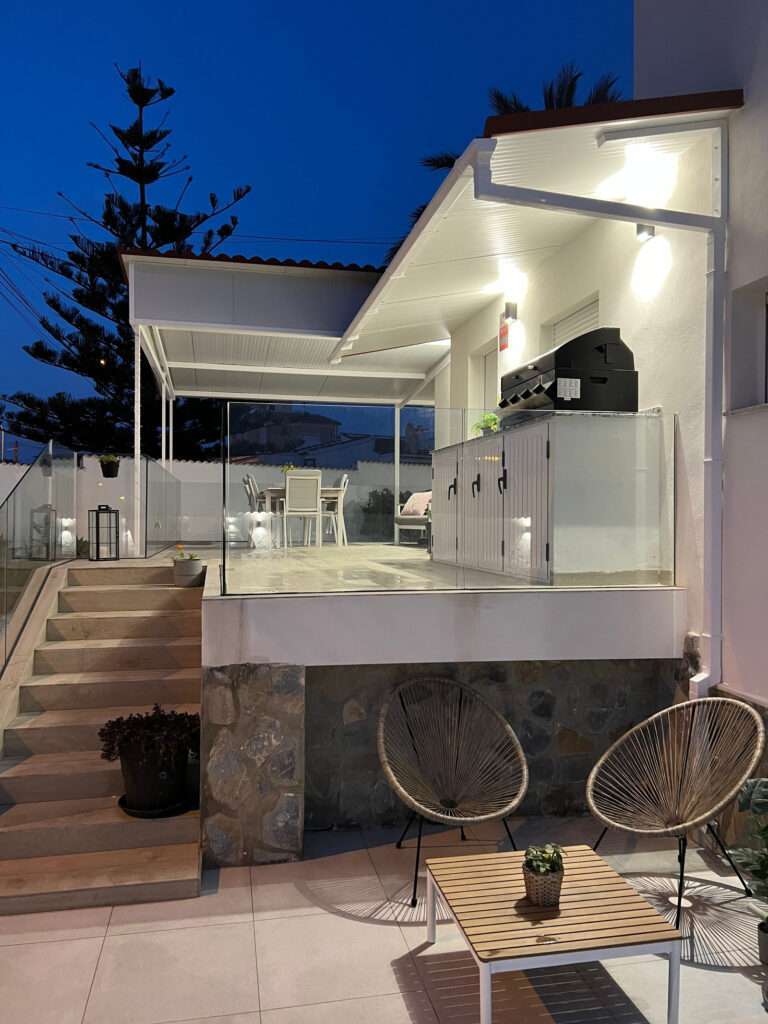 Strøken nyoppusset villa sentralt i Quesada. Perfekt for 2 familier