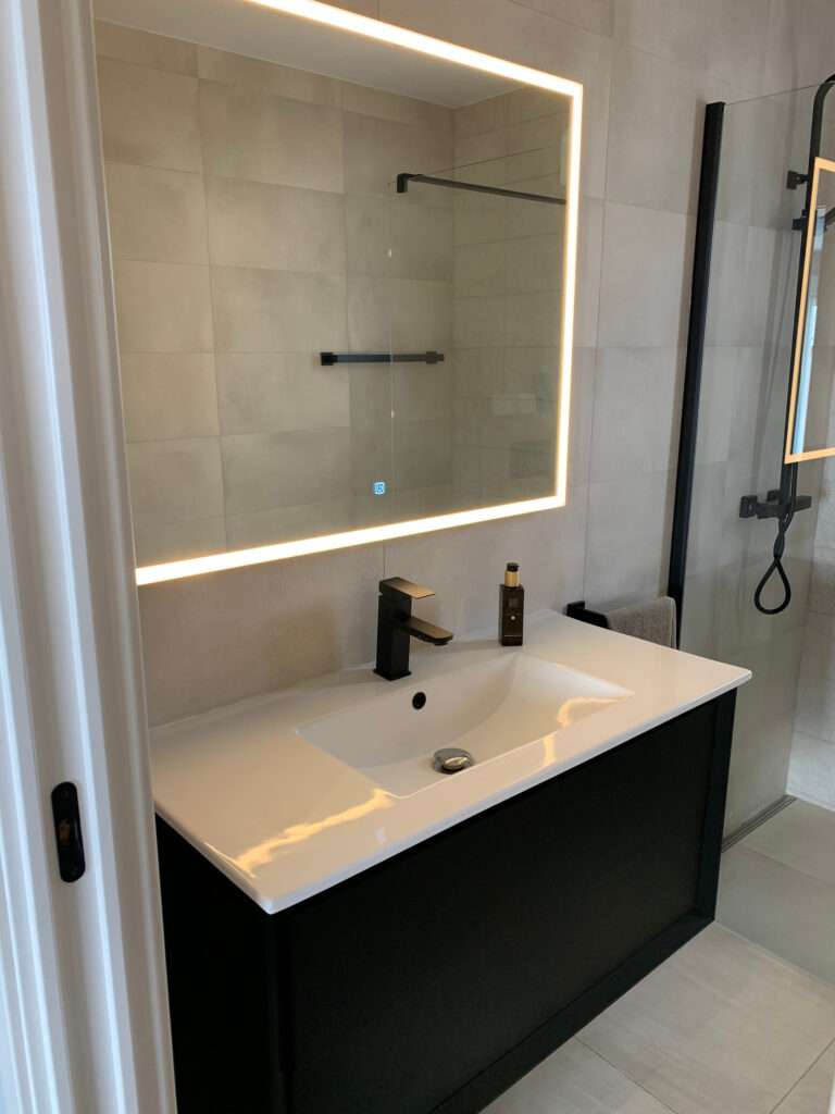 Strøken nyoppusset villa sentralt i Quesada. Perfekt for 2 familier