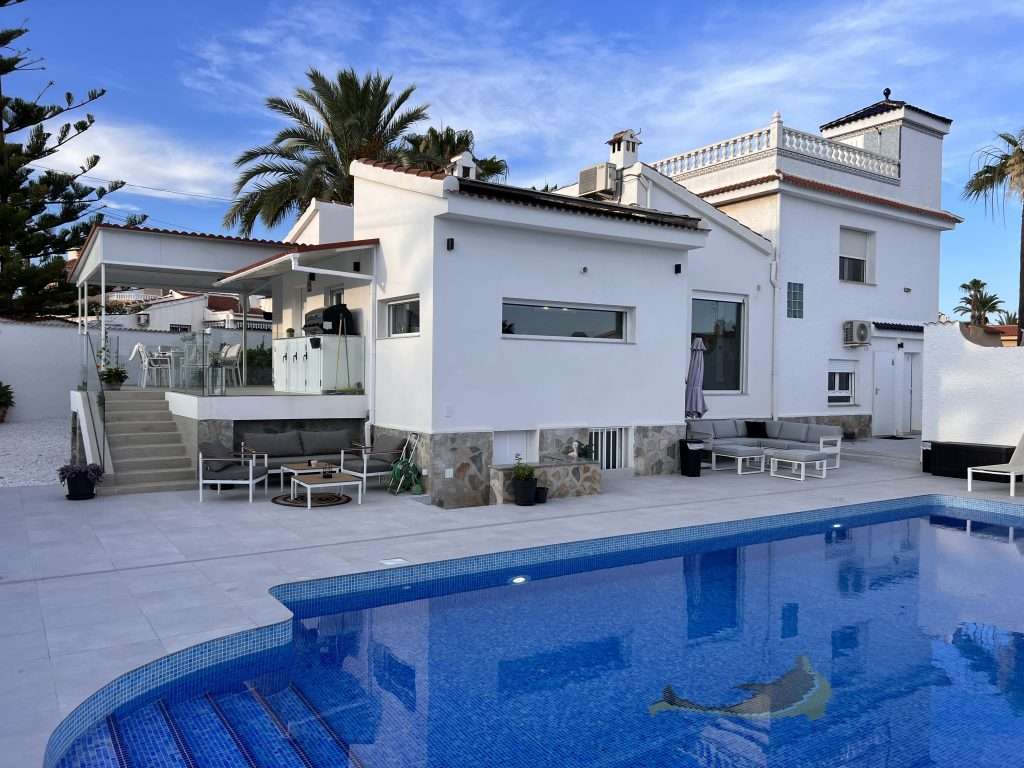 Strøken nyoppusset villa sentralt i Quesada. Perfekt for 2 familier