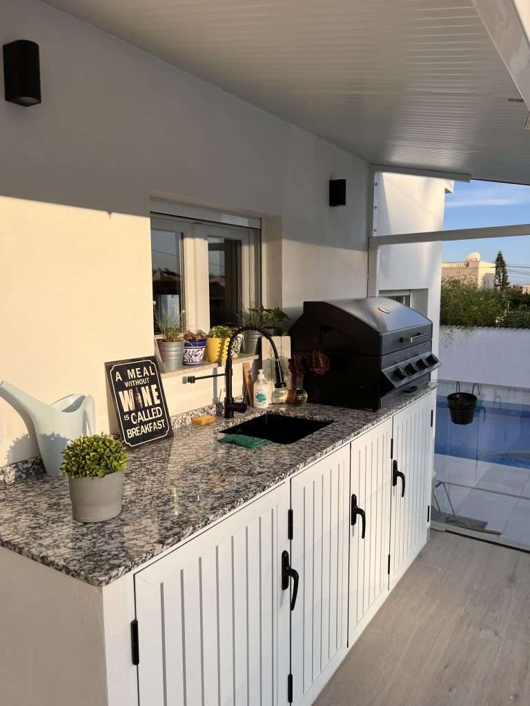Strøken nyoppusset villa sentralt i Quesada. Perfekt for 2 familier