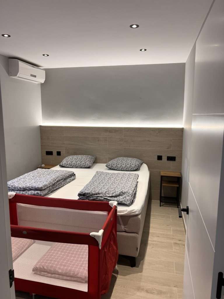 Strøken nyoppusset villa sentralt i Quesada. Perfekt for 2 familier