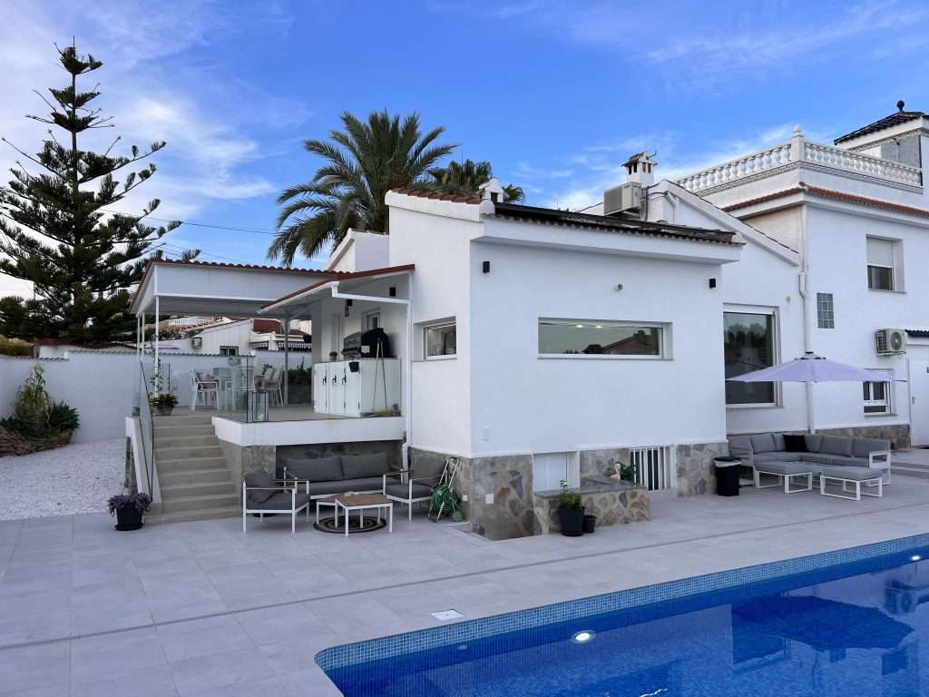 Strøken nyoppusset villa sentralt i Quesada. Perfekt for 2 familier