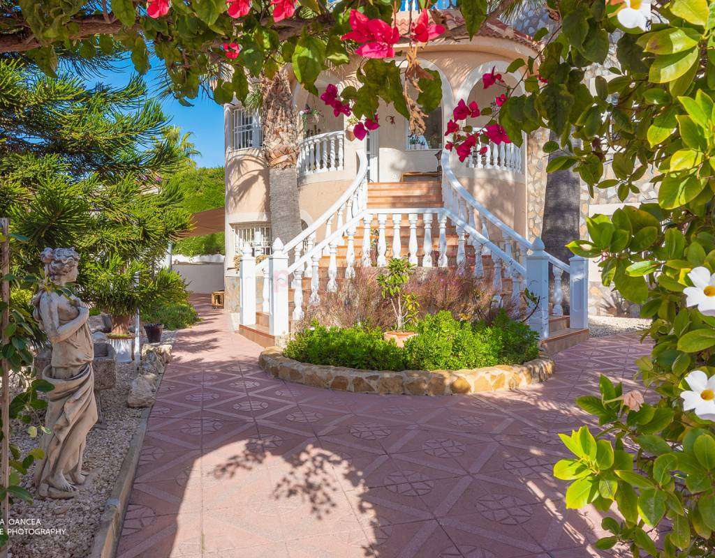 Unik villa med MEGET sentral beliggenhet - midt i hjertet av Quesada