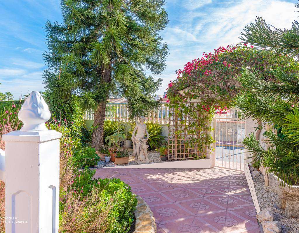 Unik villa med MEGET sentral beliggenhet - midt i hjertet av Quesada