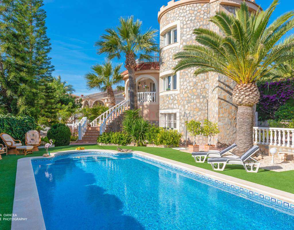 Unik villa med MEGET sentral beliggenhet - midt i hjertet av Quesada