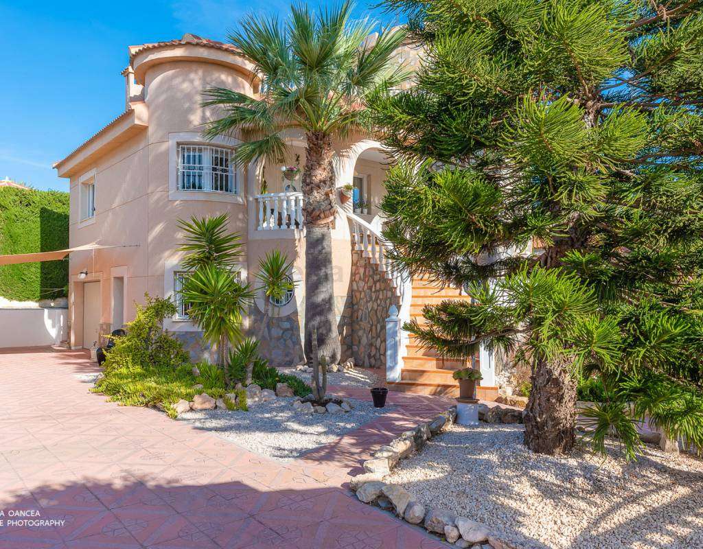 Unik villa med MEGET sentral beliggenhet - midt i hjertet av Quesada