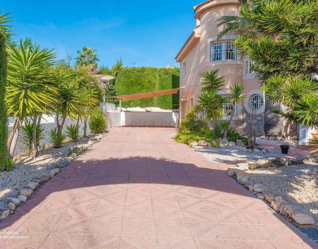 Unik villa med MEGET sentral beliggenhet - midt i hjertet av Quesada