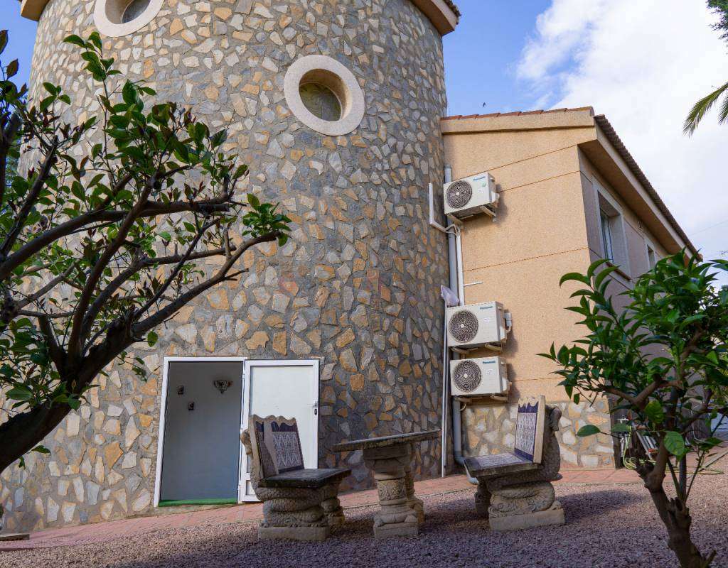 Unik villa med MEGET sentral beliggenhet - midt i hjertet av Quesada