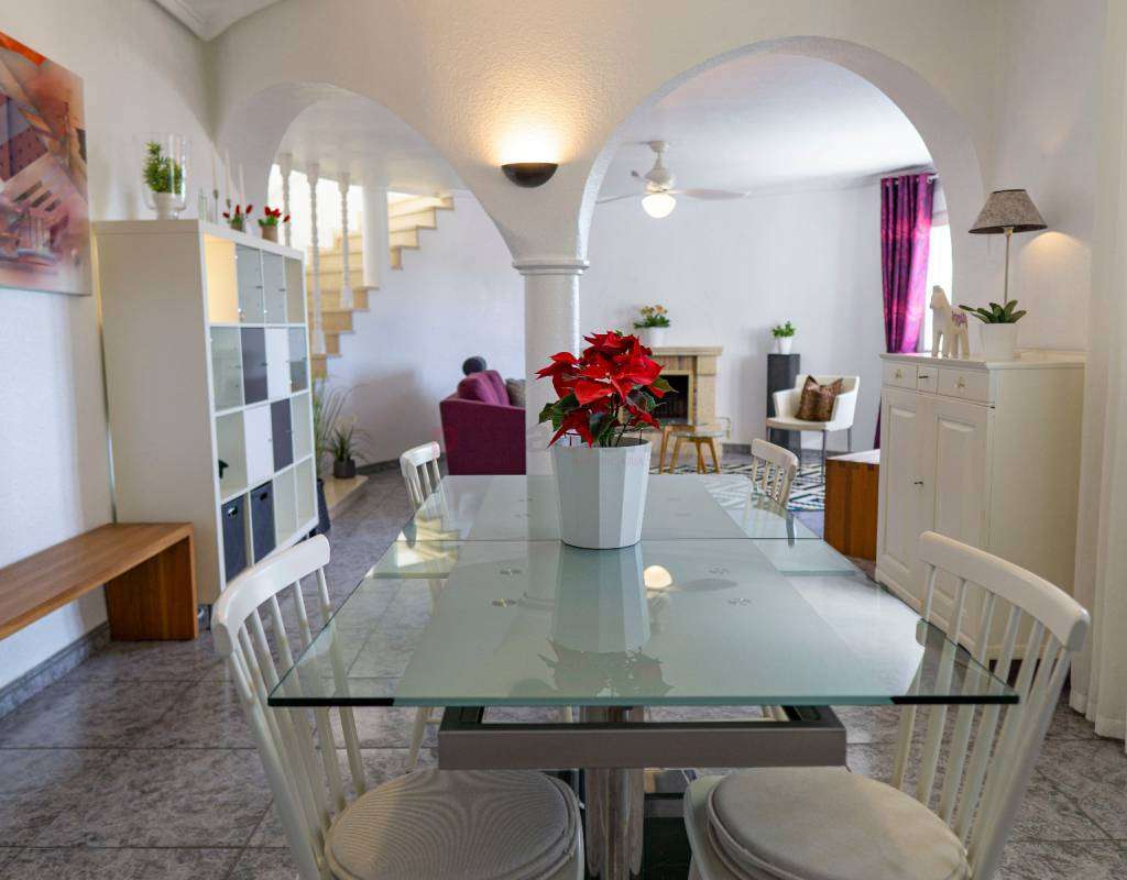 Unik villa med MEGET sentral beliggenhet - midt i hjertet av Quesada