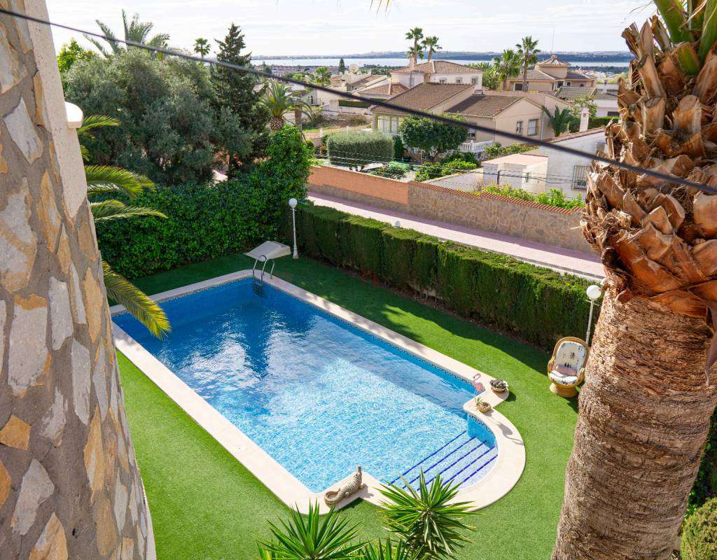 Unik villa med MEGET sentral beliggenhet - midt i hjertet av Quesada